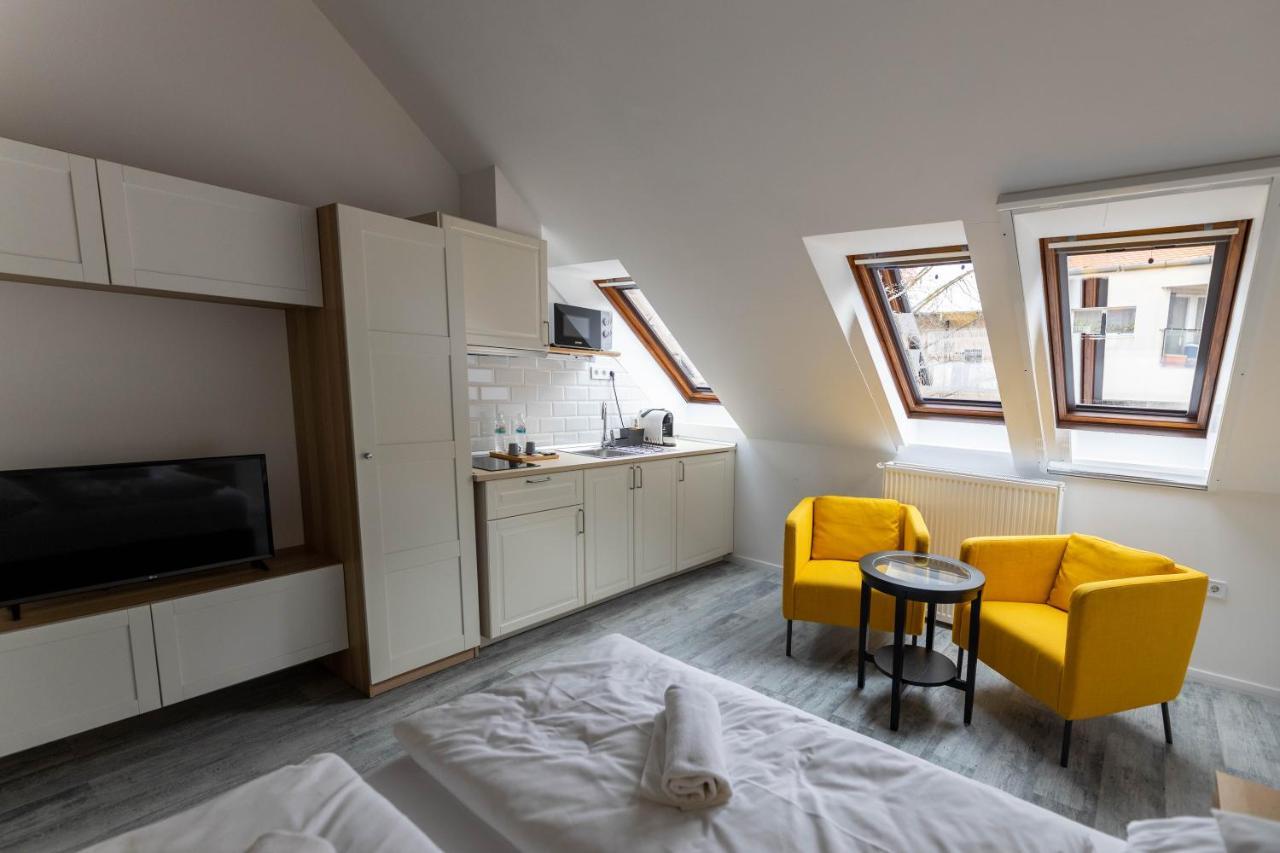 Roomstore Studio Apartments Егер Екстериор снимка